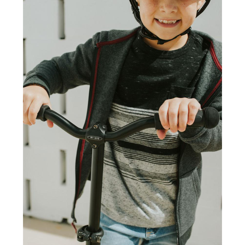 Micro Maxi Deluxe Pro Scooter - Black